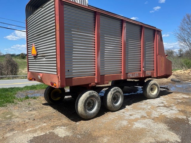 Miller Pro 5300 Forage Box-Wagon Mounted For Sale