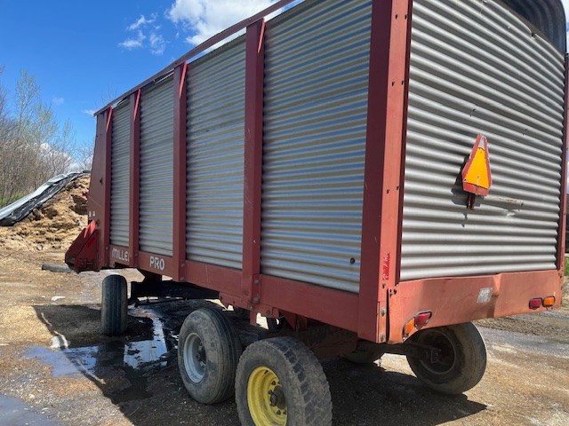 Miller Pro 5200 Forage Box-Wagon Mounted For Sale