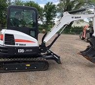 2016 Bobcat E35 Thumbnail 1