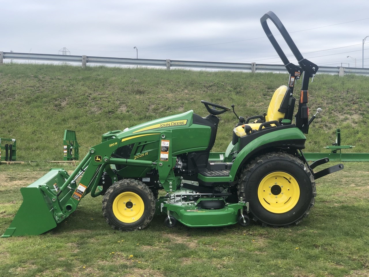 2023 John Deere 2025R Compact Utility Tractor A La VentaBurbank Ohio