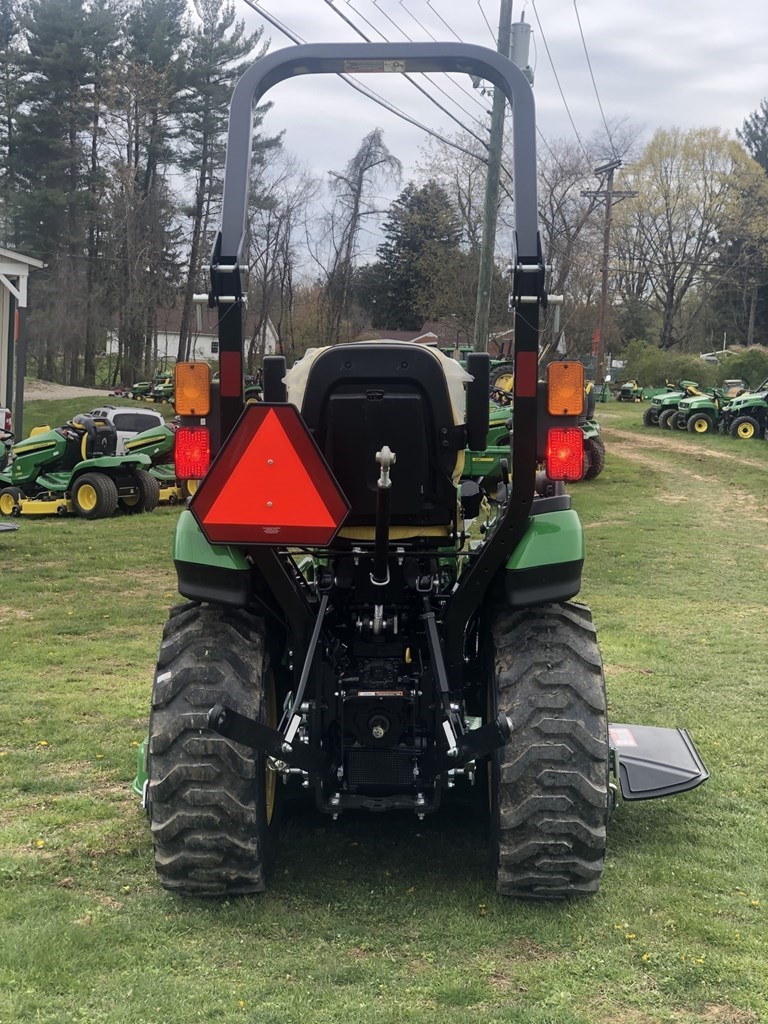 2023 John Deere 2025R Compact Utility Tractor A La VentaBurbank Ohio