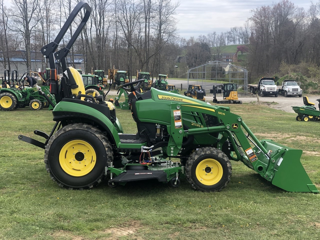 2023 John Deere 2025R Compact Utility Tractor A La VentaBurbank Ohio