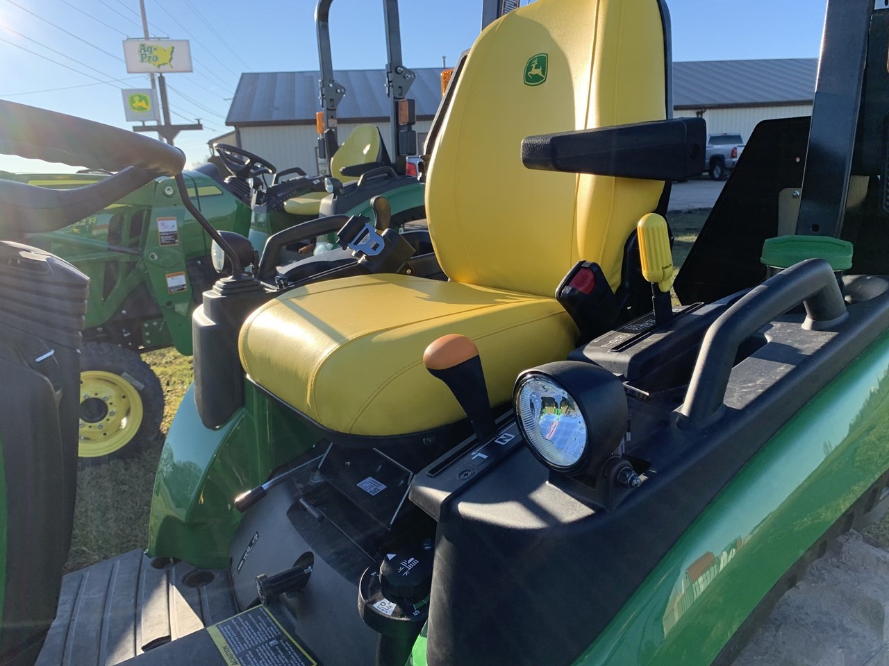 2023 John Deere 2025R Compact Utility Tractor Para VendaMilan Ohio