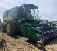 2017 John Deere S680 Thumbnail 2