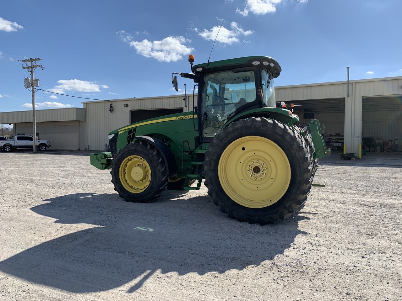 2011 John Deere 8260R Tractor Row Crop For Sale in Alamo Tennessee