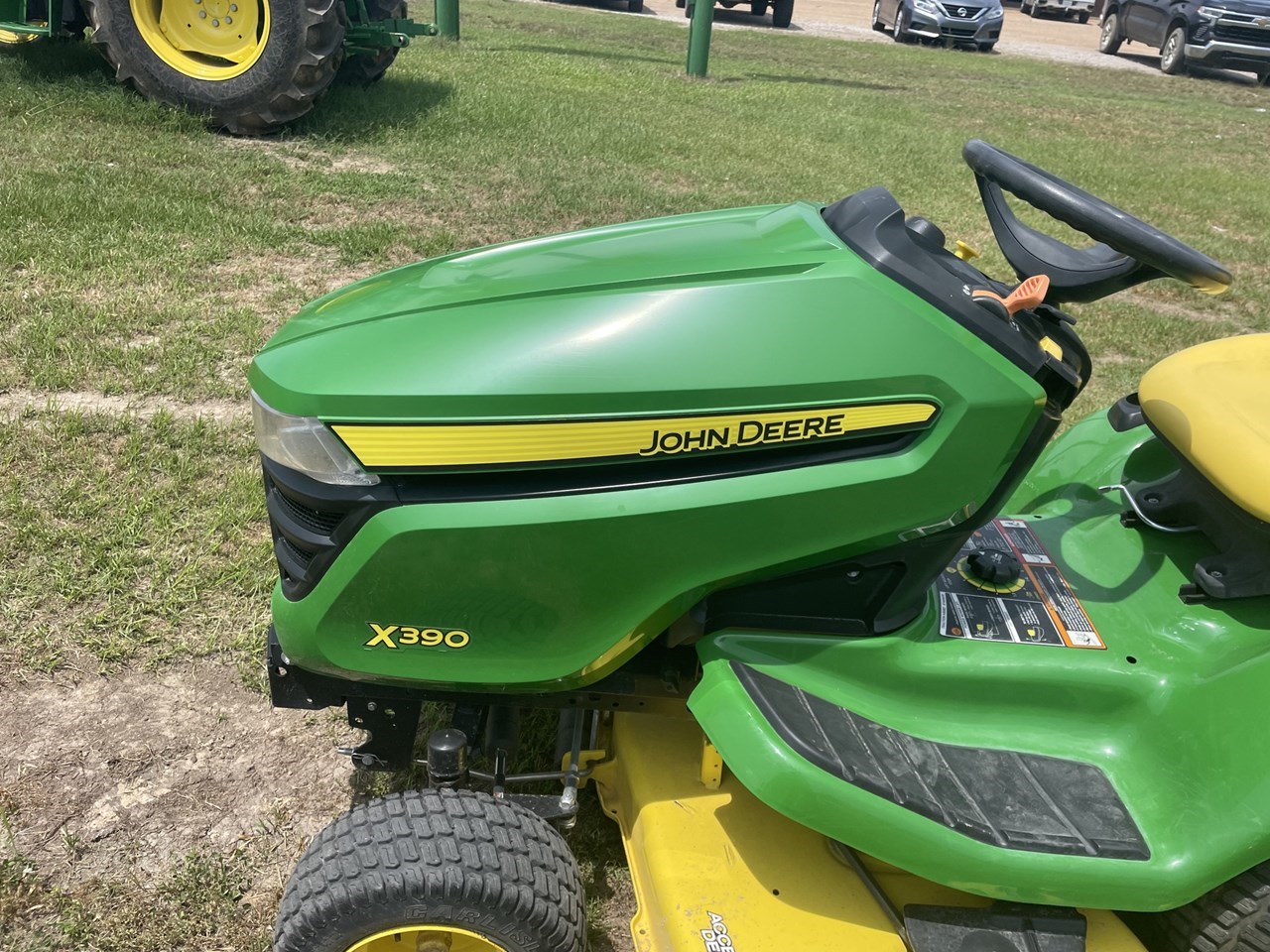 2018 John Deere x390 Riding Mower For Sale in Batesville Mississippi
