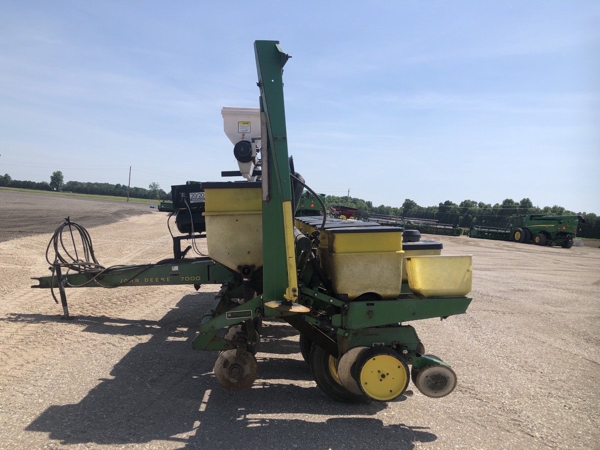 John Deere 7000 Planter For Sale in Courtland Ontario