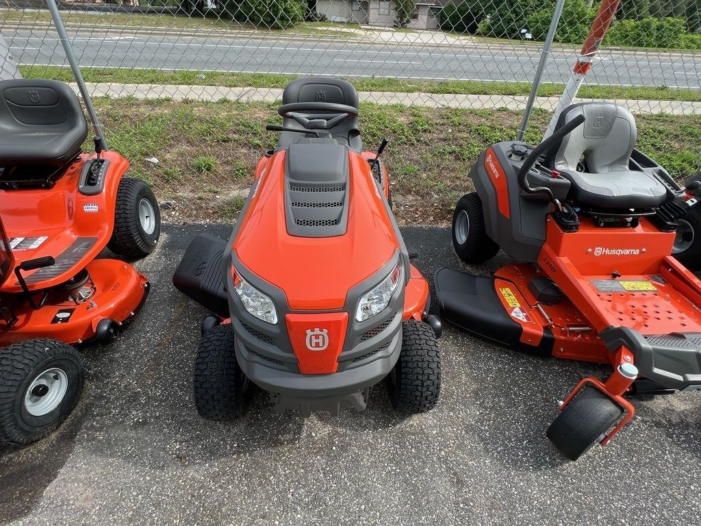 2022 Husqvarna Riding Lawn Mowers YTH22V46 2.5 gal Riding Mower For