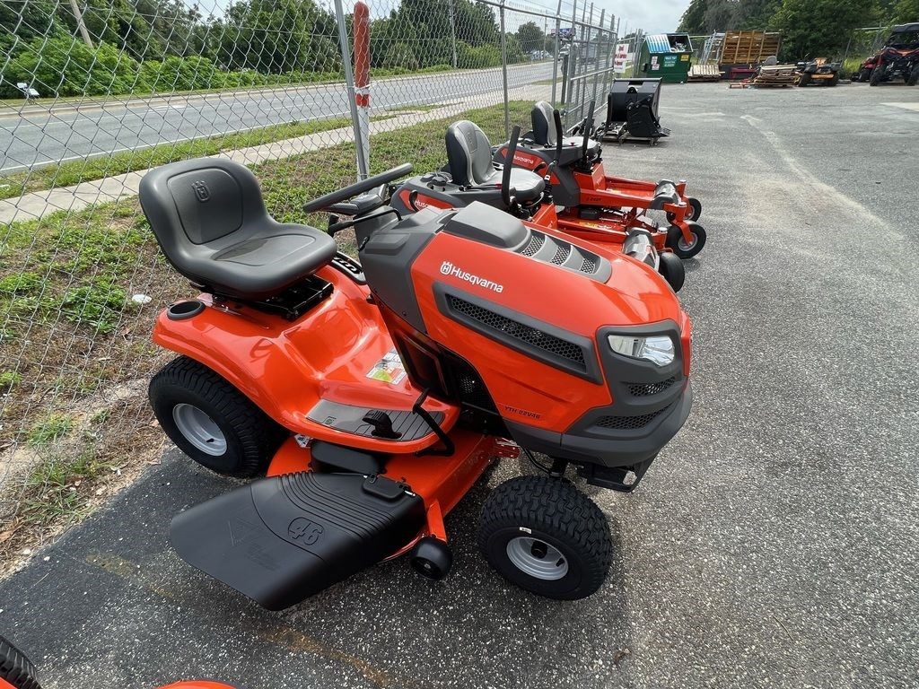 2022 Husqvarna Riding Lawn Mowers YTH22V46 2.5 gal Riding Mower For