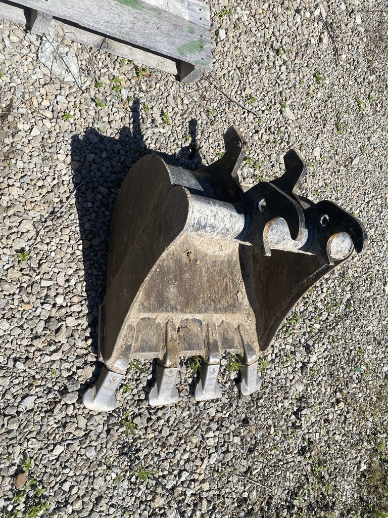 John Deere AT316558 Bucket For Sale in Dutzow Missouri