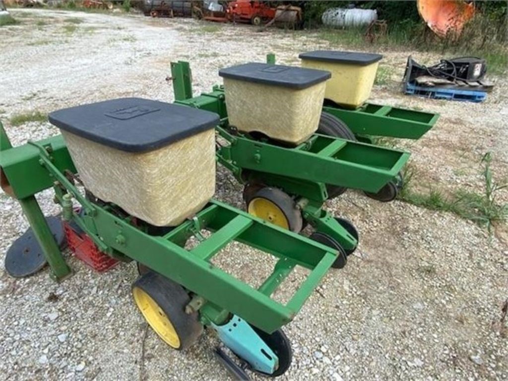 John Deere 7000 Planter For Sale in Arenzville Illinois