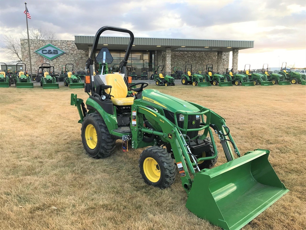 2021 John Deere 2025R Compact Utility Tractor A La VentaBillings Montana