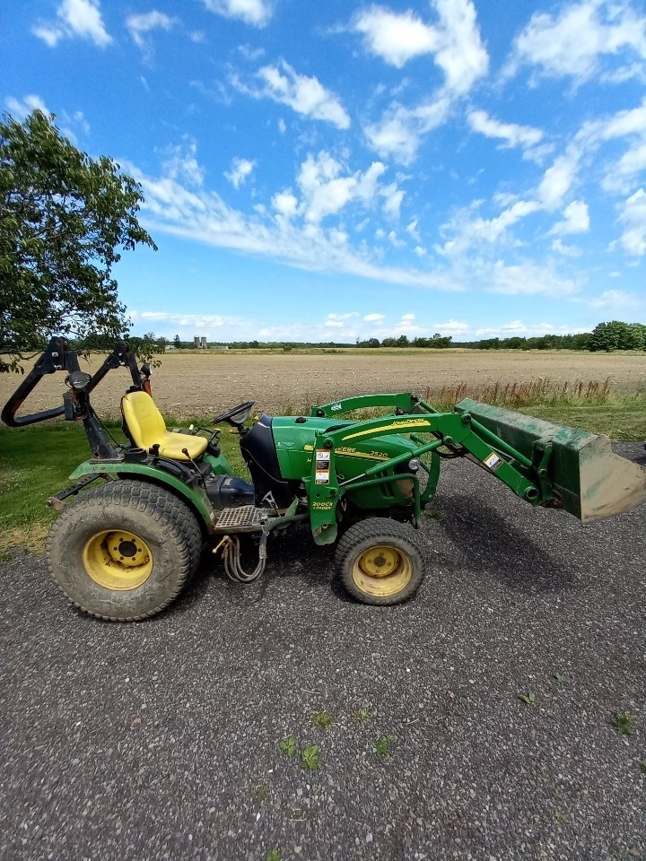 2006 John Deere 2520 Compact Utility Tractor For Sale in Falconer New York