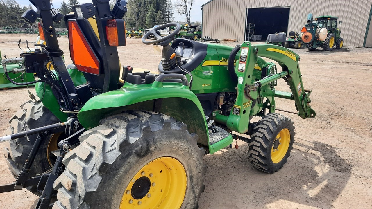 2013 John Deere 3520 Tractor - Compact Utility For Sale