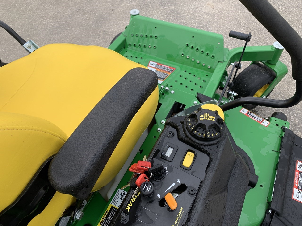 2022 John Deere Z735E Zero Turn Mower برسم البيعHiawatha Iowa