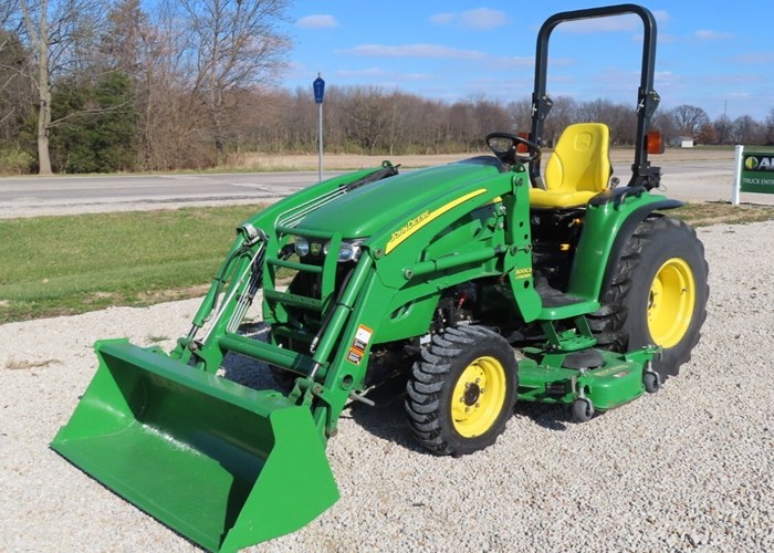 2011 John Deere 3520 Tractor - Compact Utility For Sale