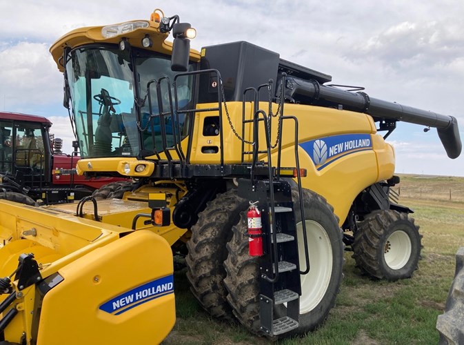 2014 New Holland CR8090 Combine For Sale