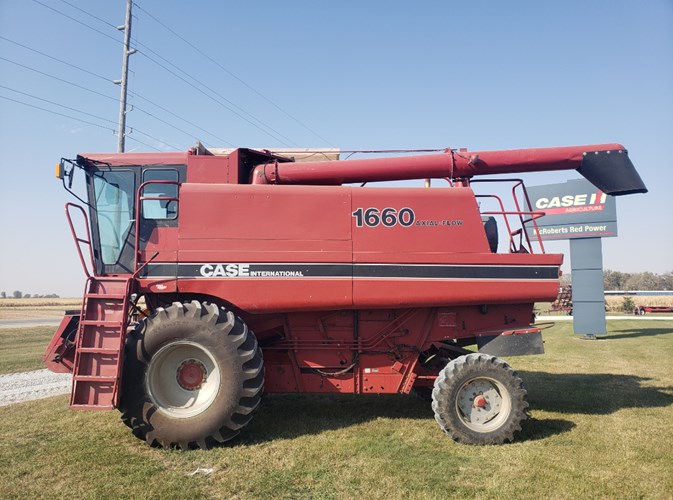 1986 Case IH 1660 Combine For Sale