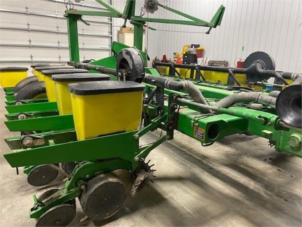 1999 John Deere 1770 Planter For Sale in Quincy Illinois