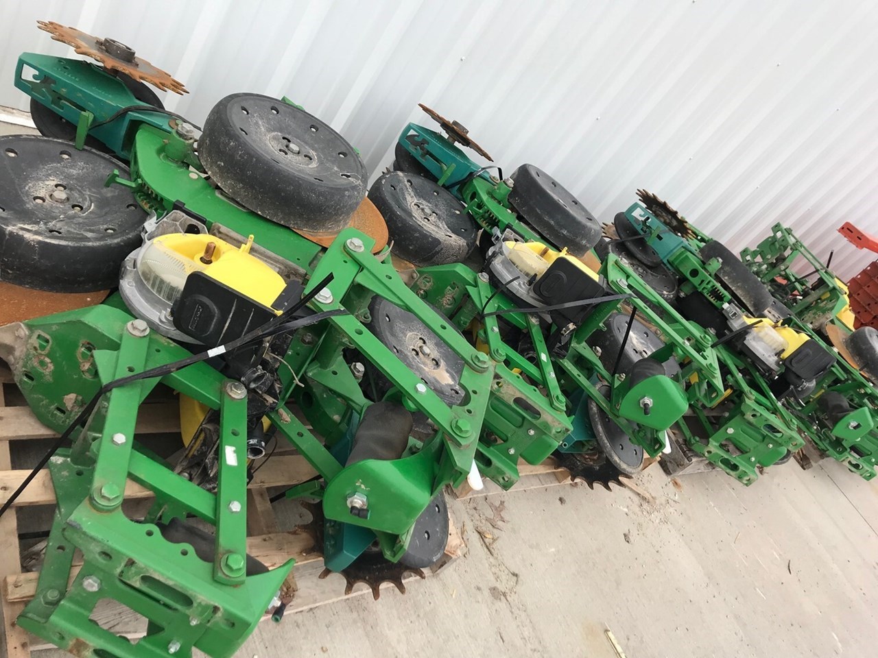 John Deere XP ROW UNIT Planter For Sale in Assumption Illinois