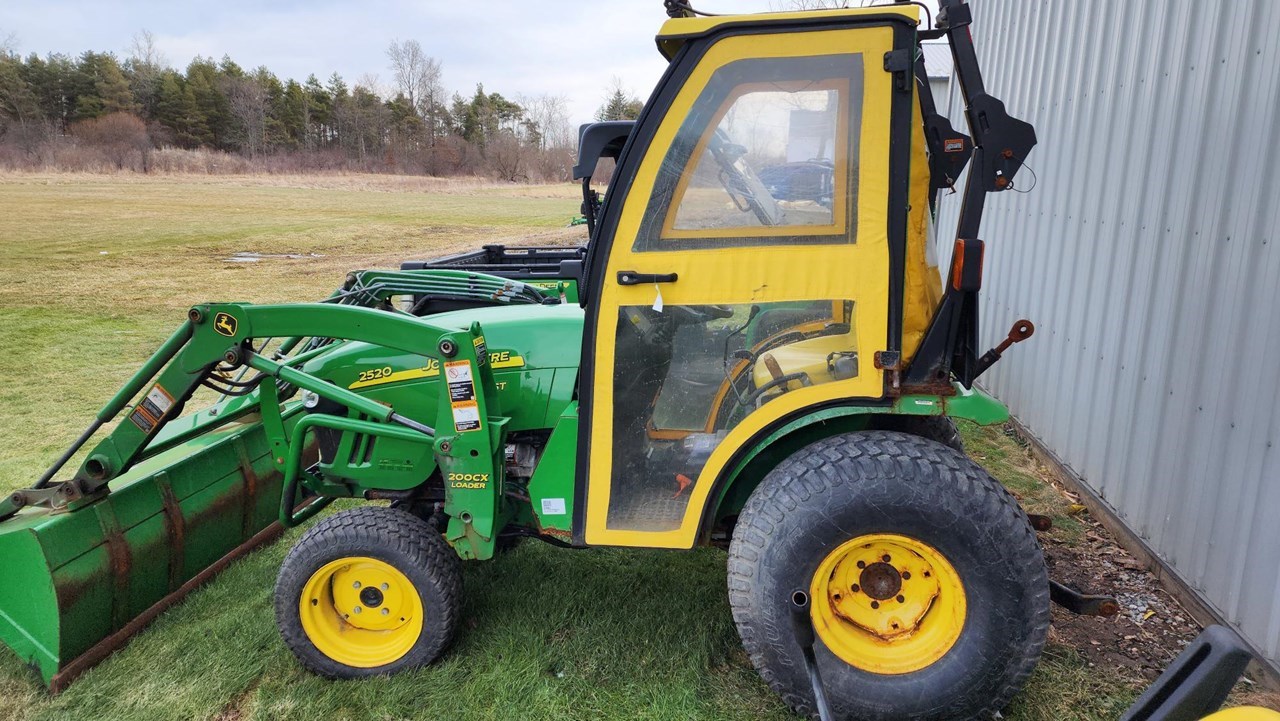 2011 John Deere 2520 Tractor - Compact Utility For Sale