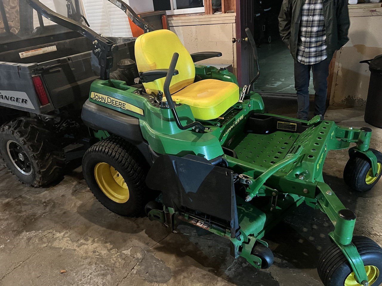 2010 John Deere Z910A Zero Turn Mower برسم البيعPresque Isle Maine