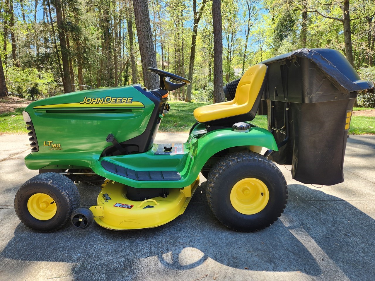 2005 John Deere LT160 Riding Mower For Sale in Knightdale North Carolina