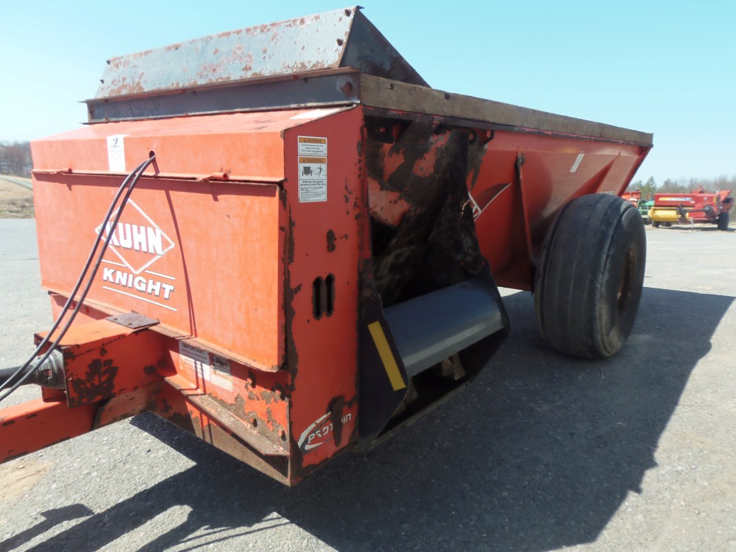 2013 Kuhn Knight Slinger 8114 Manure SpreaderDry/Pull Type For Sale in