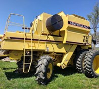 New Holland Combine TR98 Thumbnail 2