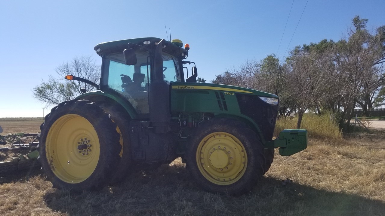 2014 John Deere 7210R Row Crop Tractor برسم البيعDalhart Texas