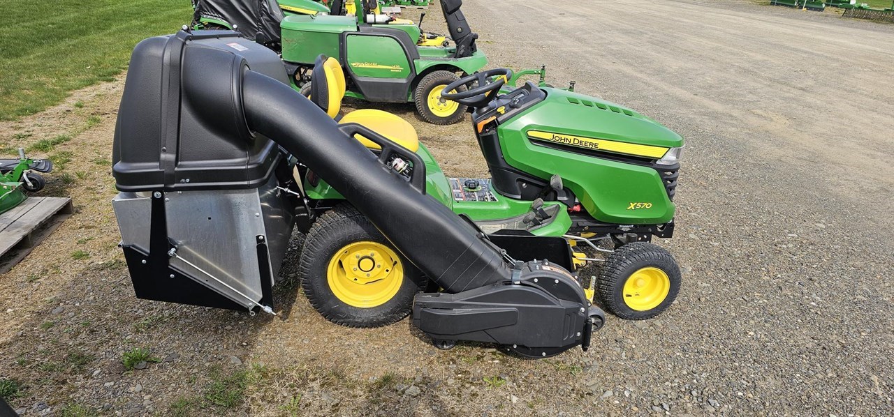 2022 John Deere X570 جزازة مزودة بمقعد برسم البيعPresque Isle Maine
