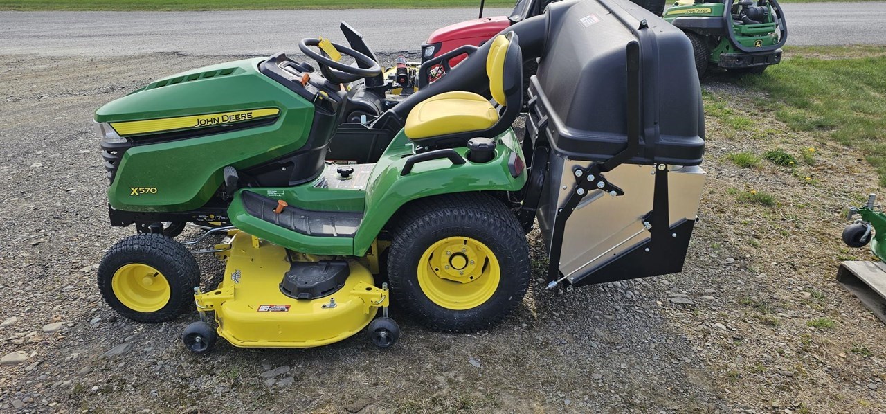 2022 John Deere X570 جزازة مزودة بمقعد برسم البيعPresque Isle Maine