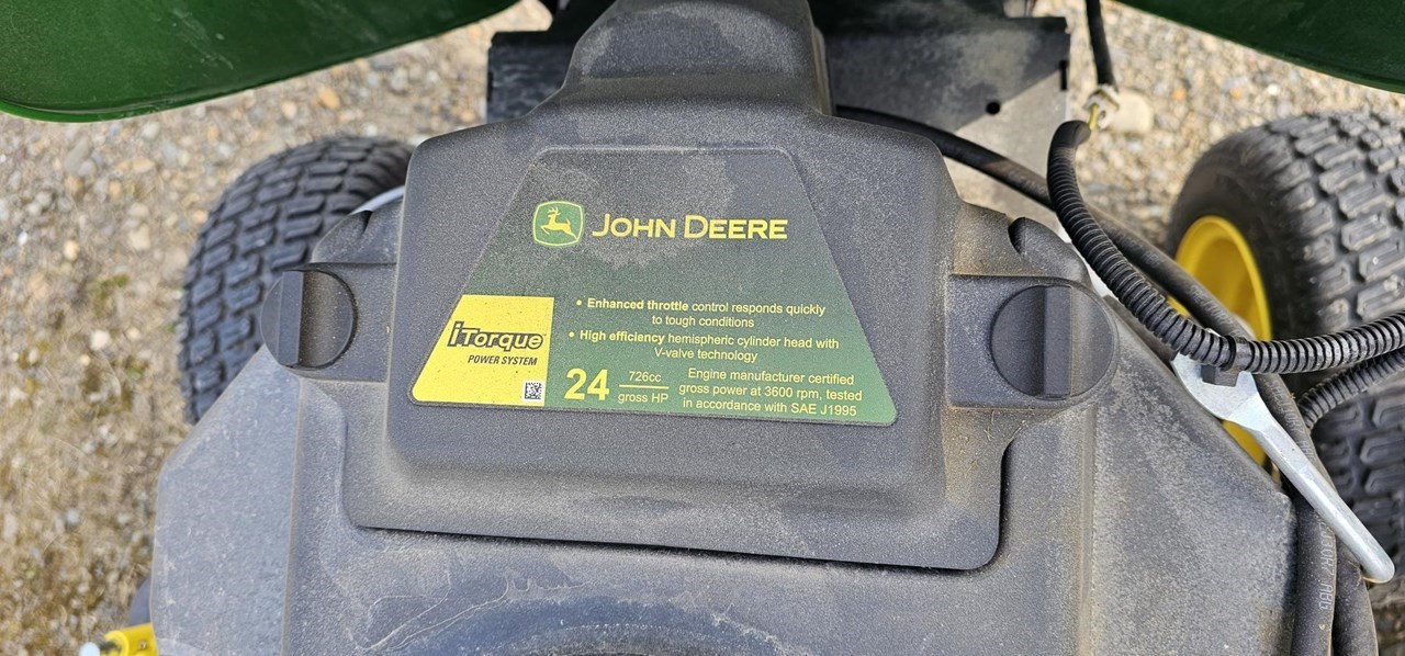 2022 John Deere X570 جزازة مزودة بمقعد برسم البيعPresque Isle Maine