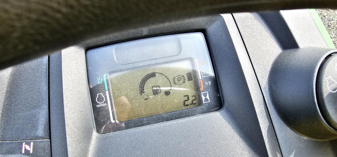 2022 John Deere X570 جزازة مزودة بمقعد برسم البيعPresque Isle Maine