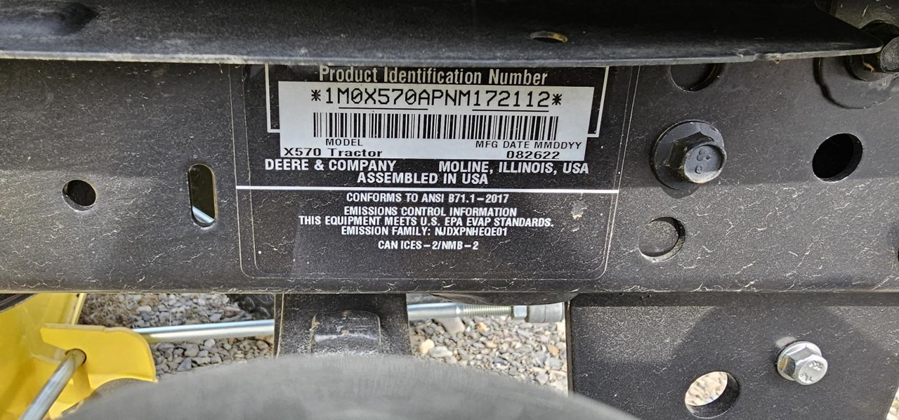 2022 John Deere X570 جزازة مزودة بمقعد برسم البيعPresque Isle Maine