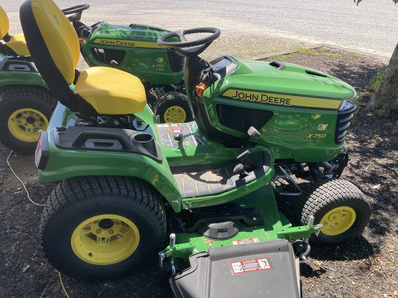 2022 John Deere X750 Riding Mower For Sale in Tiffin Ohio