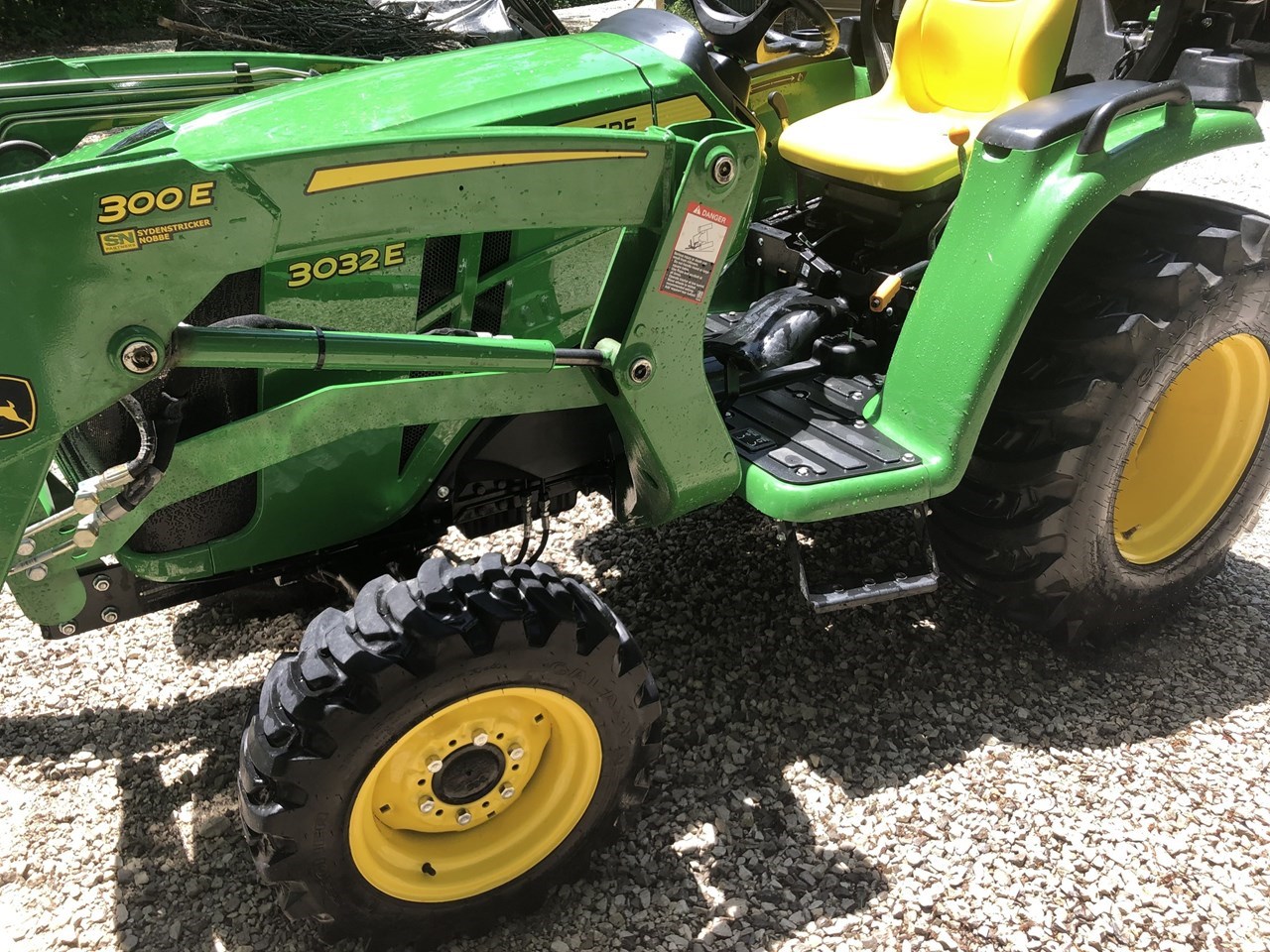 2022 John Deere 3032E Compact Utility Tractor For Sale in Steeleville