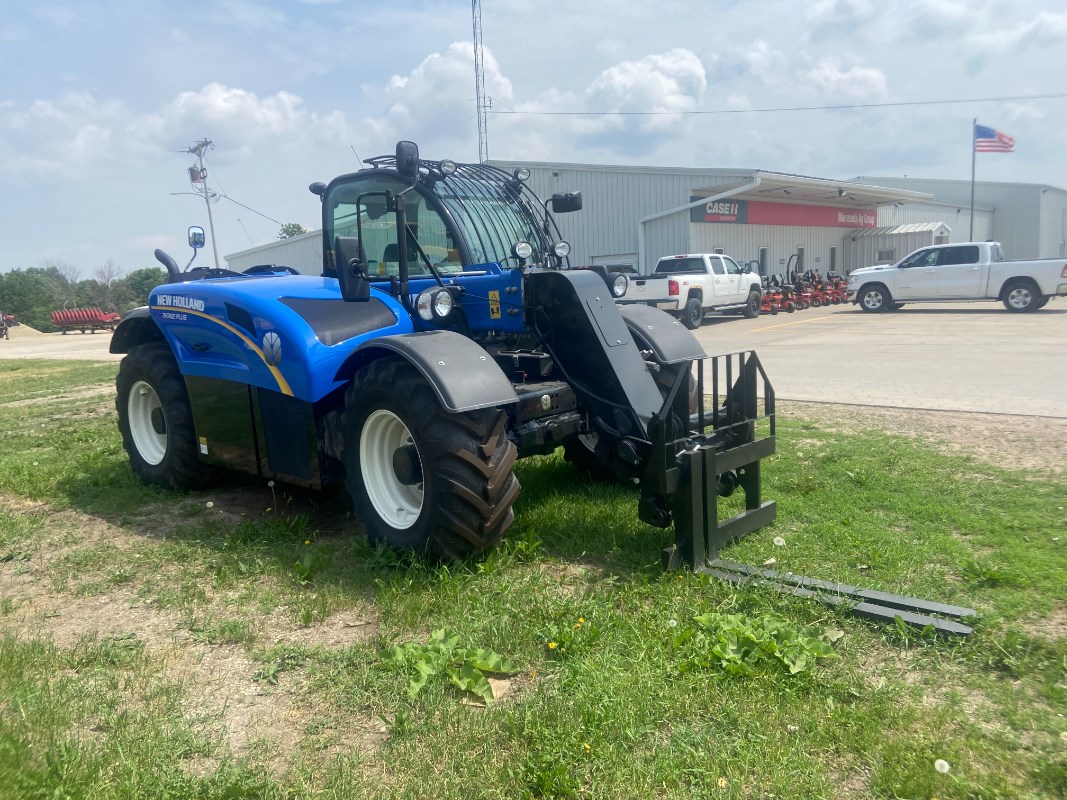 2023 New Holland TH7.42 PLUS Image 9