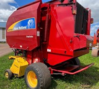 2014 New Holland Roll-Belt™ Round Balers BR7060 Silage Special Thumbnail 3