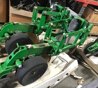 John Deere XP row unit w/ closing wheels & meters Thumbnail 1