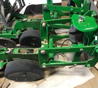 John Deere XP row unit w/ closing wheels & meters Thumbnail 3