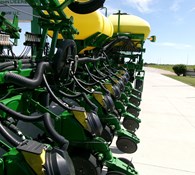 2015 John Deere 1775NT Thumbnail 32