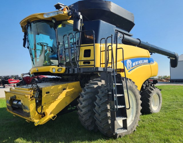 2013 New Holland CR7090 Combine For Sale