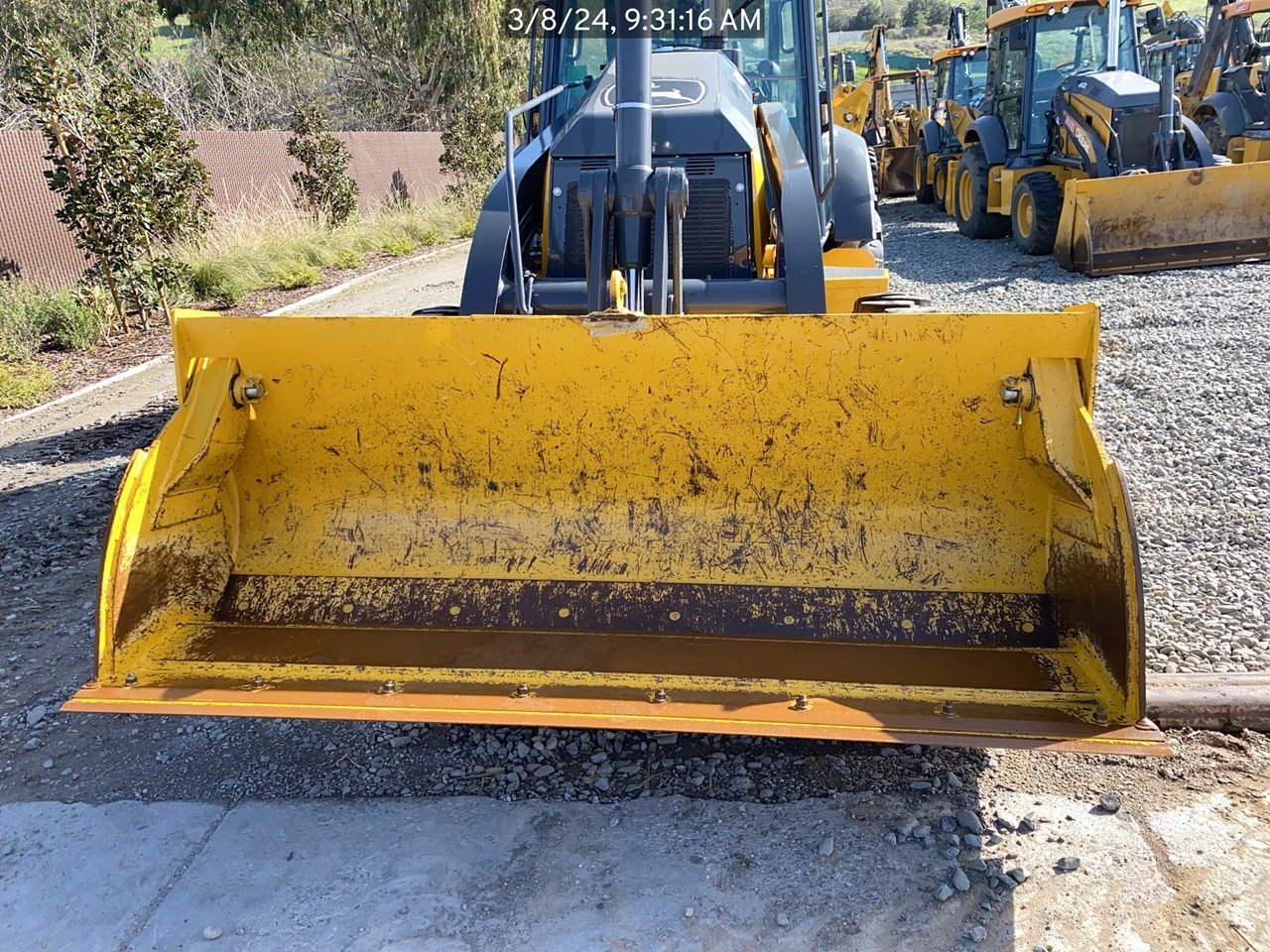 2023 John Deere 410P مجرفة تحميل خلفية برسم البيعFowler California