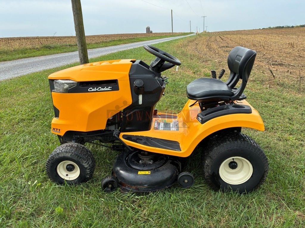 2017 Cub Cadet XT1 LT42 Enduro Series-13AVA1CS056 Compact Utility